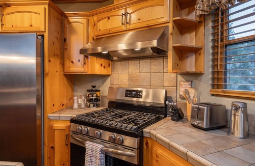 Whispering Forest House | Luxury 2400 sqft Log Cabin! Panoramic views, game room, tiki bar, & Pets!