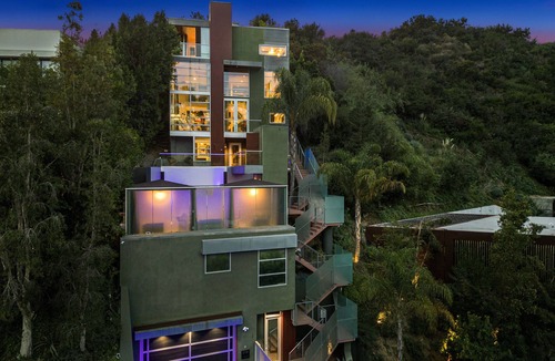 Hollywood Dell House | Luxury 3-Bedroom Estate, High-End Comfort & Style