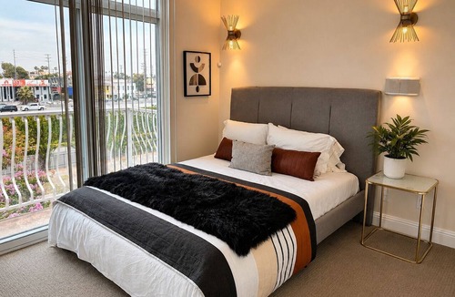 West Los Angeles Condo | Luxury 3 bedroom smart home condo in Sawtelle