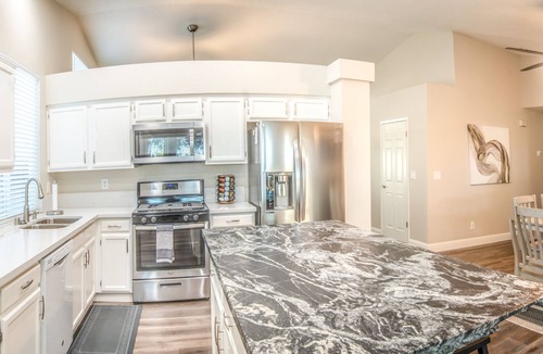 Raisin House | Luxury 4 Bedroom 2 Bathroom Home in NE Fresno Near National Parks