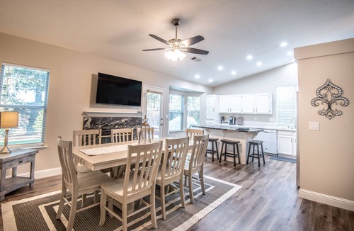 Raisin House | Luxury 4 Bedroom 2 Bathroom Home in NE Fresno Near National Parks