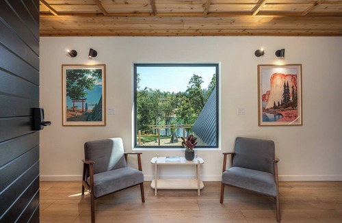 Groveland House | Luxury A-Frame, lakefront, 40mins to Yosemite