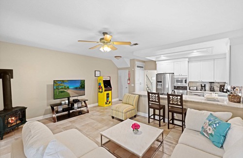 Huntington Beach House | Luxury Beach Home|Rooftop Deck|Steps to Main St & the Beach | 4BR/4BA