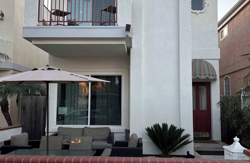 Huntington Beach House | Luxury Beach Home|Rooftop Deck|Steps to Main St & the Beach | 4BR/4BA