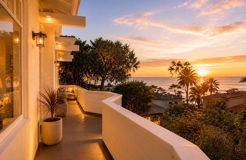 Western Malibu House | Luxury Broad Beach Malibu spacious 3,400 sf retreat one block from the beach
