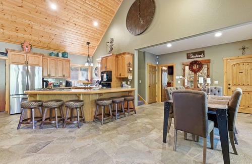 Shaver Lake House | Luxury Cabin East Village walking distance to town
