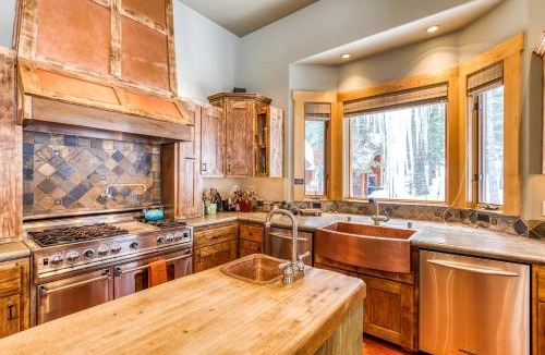 Truckee House | Luxury Cabin with a Private Hot Tub in Tahoe Donner, California