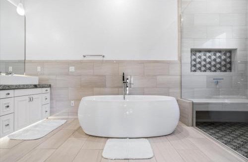 Lake Havasu City Villa | Luxury Cardinal Retreat - Pool, Spa, BBQ, Garage