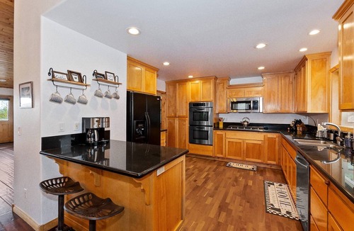 Castle Glen Estates Cabin | Luxury Castle Glen Home! HOT TUB! PET FRIENDLY! Central A/C! Mountain Views! Theater Room! Fully Fenced Back Yard! 2 Game Rooms!