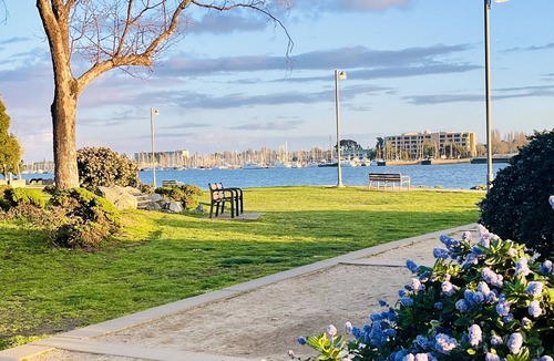 Prescott Condo | Luxury condo 1 block to BART, one stop to SF, 1 mile to Jack London Square