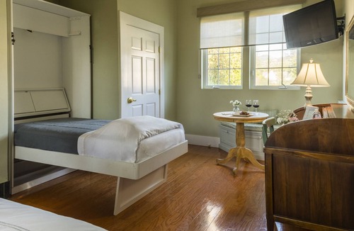 St. Helena House | Luxury Cottage in Downtown St. Helena, Disinfected, Spacious