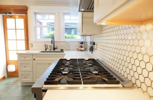 Fairview Park House | Luxury Elmwood–Rockridge Flat w/Hot Tub