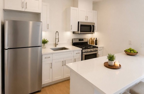 Van Nuys House | Luxury group 4 Bedroom Villa 2 Kitchens, 2 Laundry Areas Resort style Pool 14 pp
