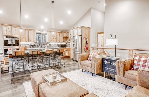 Pioneer Trail House | Luxury Home - Pool Table, Jetted Tub, Fireplaces, Free WiFi, washer&dryer