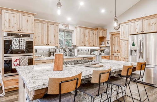 Pioneer Trail House | Luxury Home - Pool Table, Jetted Tub, Fireplaces, Free WiFi, washer&dryer