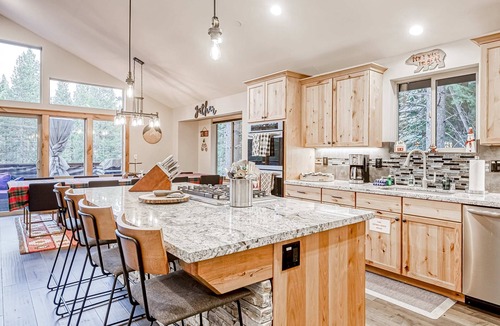 Pioneer Trail House | Luxury Home - Pool Table, Jetted Tub, Fireplaces, Free WiFi, washer&dryer