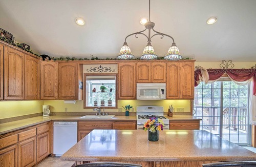 Woodlands House | Luxury Home w/ Woodfire Hot Tub & Starlink