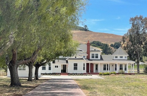San Luis Obispo House | Luxury hot tub wine country Victorian near SLO