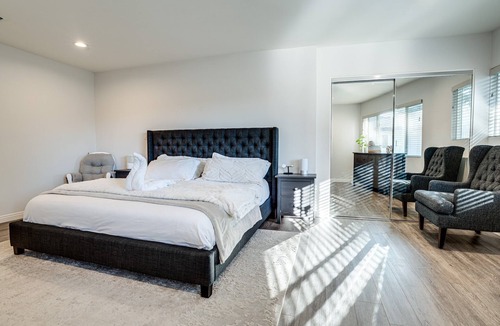 Canoga Park House | Luxury house with pool & gym