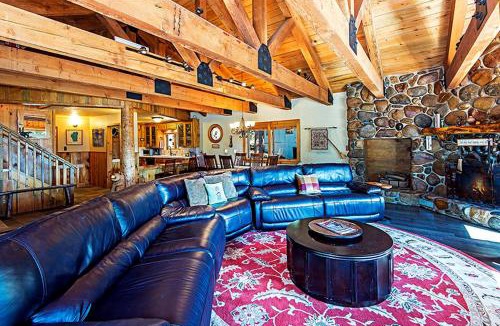 Incline Village House | Luxury Incline Village Cabin | Mountain Views & Sleeps 9