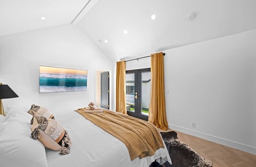 Mid City House | Luxury LA Dream Home w/ BBQ, Pool, Jacuzzi & Fire Pit w/ Optional Casita add-on