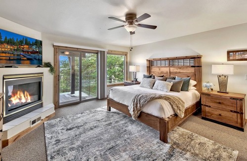 Lincoln Park House | Luxury Lakeview Estate-hot tub/pool table/mountain furnishings, Max occupancy 9.