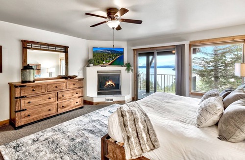 Lincoln Park House | Luxury Lakeview Estate-hot tub/pool table/mountain furnishings, Max occupancy 9.