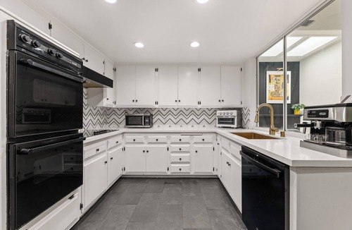 Los Angeles Condo | Luxury Living, spacious condo, gated w/pool, near Sofi, Intuit, +more