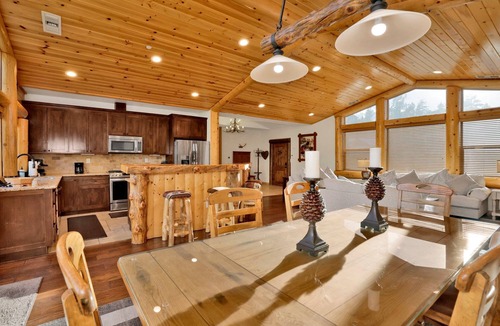 Castle Glen Estates Cabin | Luxury Morning Star Log Cabin | Hot Tub, Firepit, Game Room & Minutes to Skiing