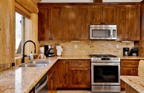 Castle Glen Estates Cabin | Luxury Morning Star Log Cabin | Hot Tub, Firepit, Game Room & Minutes to Skiing