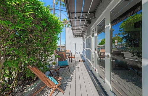Naples House | Luxury Naples Island Retreat in charming Long Beach with AC
