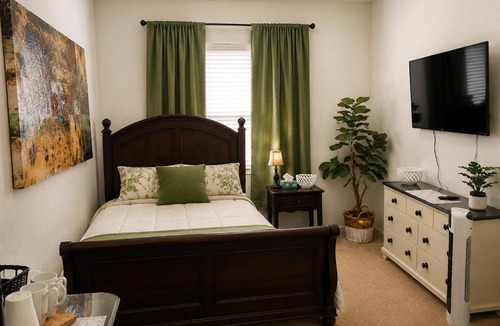 Tracy House | Luxury Queen Suite