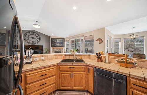 Mira Loma House | Luxury Retreat near golf, fishing, raceway, UTV great for Large Families,Dogs OK