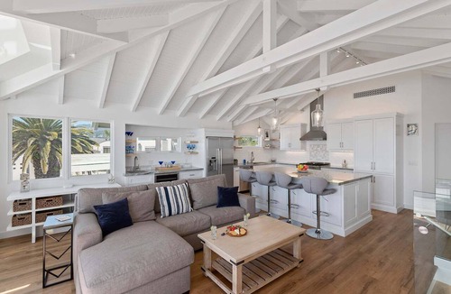 Carpinteria House | Luxury Sandcastle Beachfront! Sleeps 8 - Walk Everywhere!