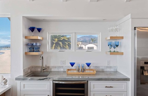 Carpinteria House | Luxury Sandcastle Beachfront! Sleeps 8 - Walk Everywhere!