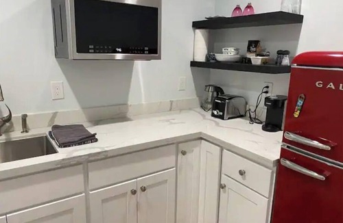 Redwood City Apartment | Luxury Spacious Studio in Woodside Plaza
