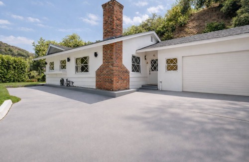 Beverly Glen House | Luxury Stay in the Heart of Beverly Hills 2BR BBQ, Outdoor Lounge & Parking