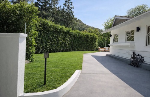 Beverly Glen House | Luxury Stay in the Heart of Beverly Hills 2BR BBQ, Outdoor Lounge & Parking