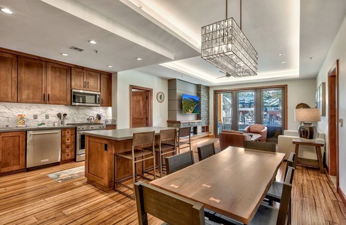 Lakeside Park Condo | Luxury Three Bedroom Residence steps from Heavenly Village by RedAwning