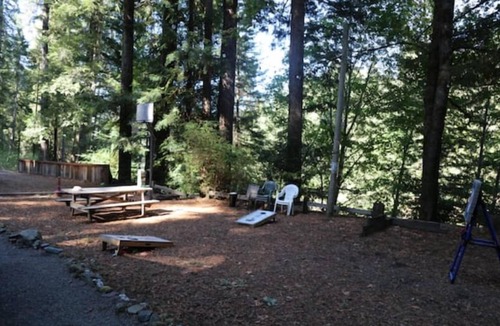 Garberville Cabin | "Madrone" Cabin In the Redwoods, River Access, WiFi
