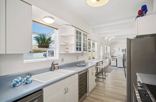 Park Hill House | Magical Home on the Hill with Ocean Views - two Queen beds and one full bed