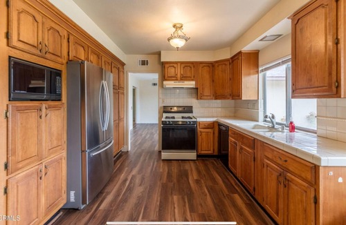 Thousand Oaks House | Magical Home w/6 amazing bedrooms & Sparkling pool! Relaxing & Family-friendly!