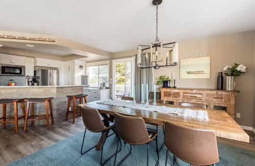 Park Hill House | Magical Retreat! Contemporary and Cozy Park Hill!