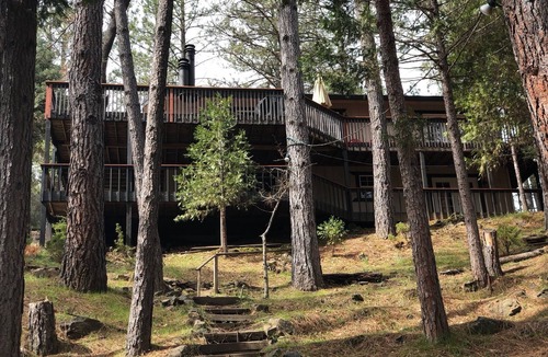 Groveland House | Magnificent Lakefront House Near Yosemite