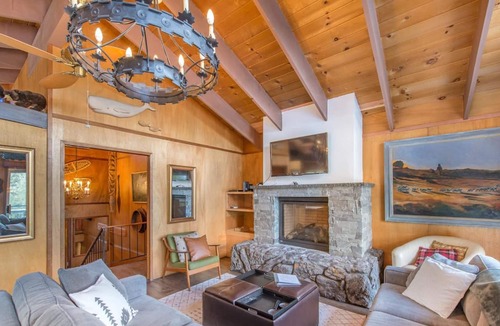 Tahoma House | Mahogany by AvantStay | Snowbird Cabin w/ Full Chamberlands Access!
