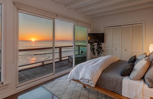 Malibu House | Malibu Beach House, on the Sand, Primary on the water