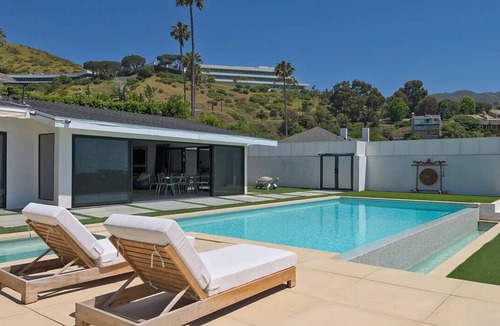 Eastern Malibu House | MALIBU contemporary home w/OCEAN VIEWS close to the Malibu Village & BEACH