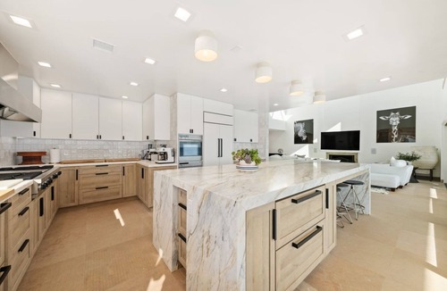 Central Malibu House | Malibu Rd Beach Bunker - Lg Beach House on Dry Beach w/Hi Ceiling & 3 Balconies