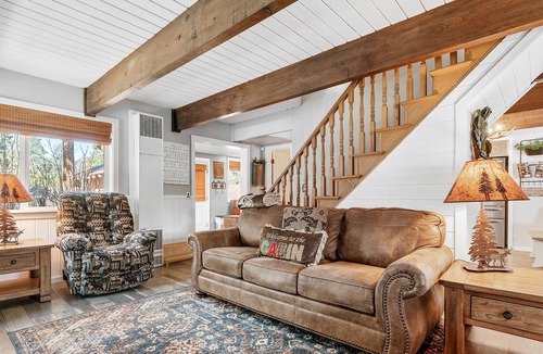 Woodlands House | Mama's Bear Cottage - Mini ranch cabin away from it all! Smart TV and WiFi!