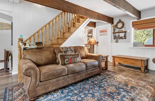 Woodlands House | Mama's Bear Cottage - Mini ranch cabin away from it all! Smart TV and WiFi!